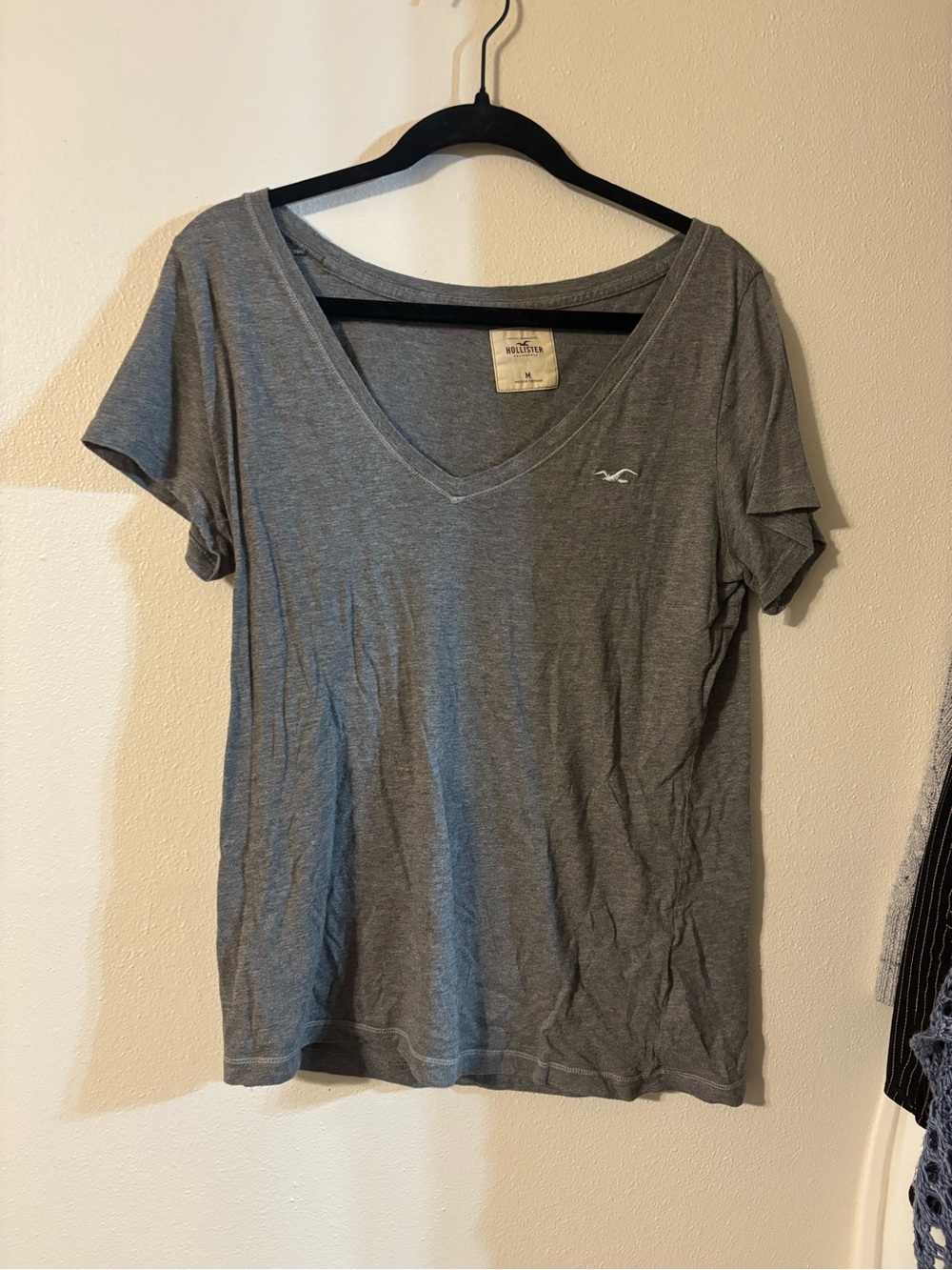 Hollister Women's Heather Gray V-Neck Short Sleeve Tee
